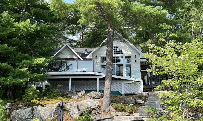 Muskoka Lakes Cabaña | This Breathtaking Lake Muskoka beauty has it all!