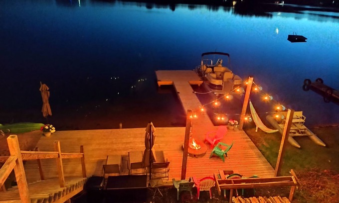 Custer Cabaña | This cottage on the lake is a perfect place for a family vacation.