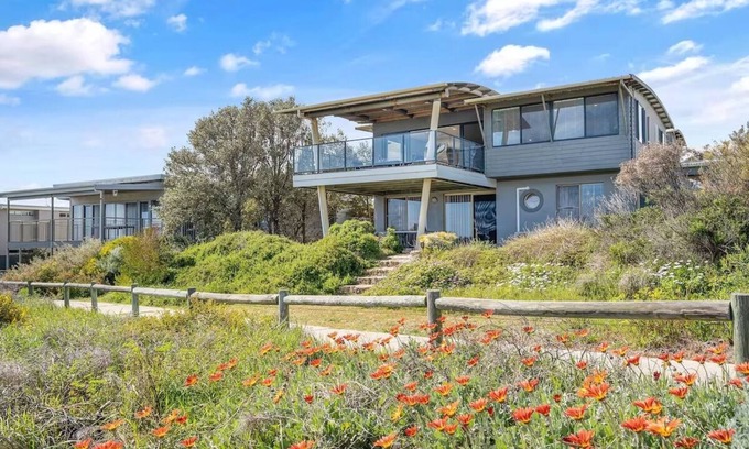 Peppermint Grove Beach Casa | This house is a 5 bedroom(s), 3 bathrooms, located in Peppermint Grove Beach, WA.