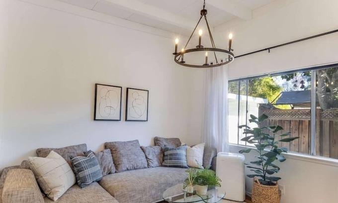 Shoreline West Casa | This house is a 1 bedroom(s), 1 bathrooms, located in Mountain View, CA.