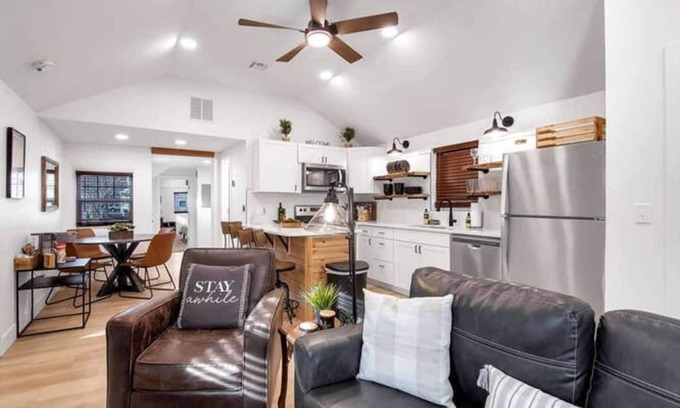 Wichita Casa | This house is a 2 bedroom(s), 1 bathrooms, located in Wichita, KS.