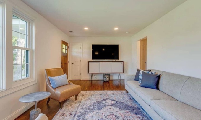 Madison Casa | This house is a 3 bedroom(s), 2 bathrooms, located in Nashville, TN.