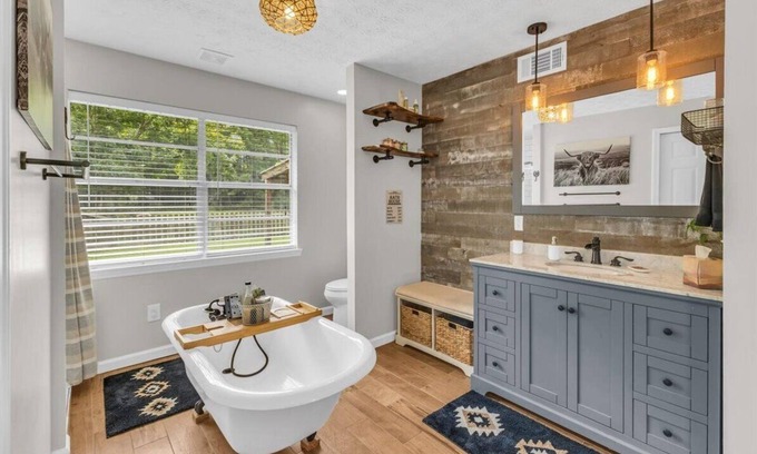 Bloomingdale Casa | This house is a 4 bedroom(s), 3 bathrooms, located in Bloomingdale , GA.