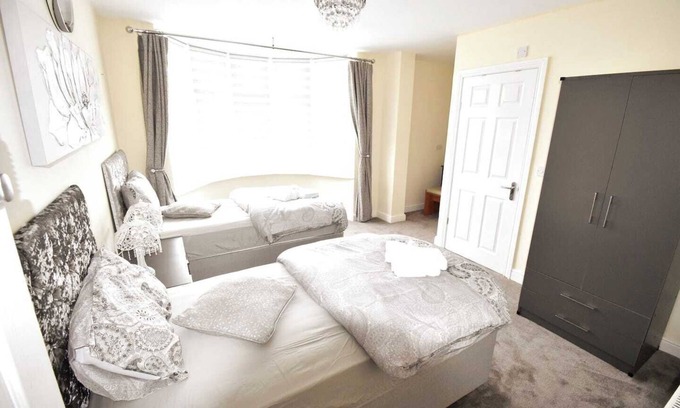 Peterborough Casa | This house is a 6 bedroom(s), 3 bathrooms, located in Peterborough, England.