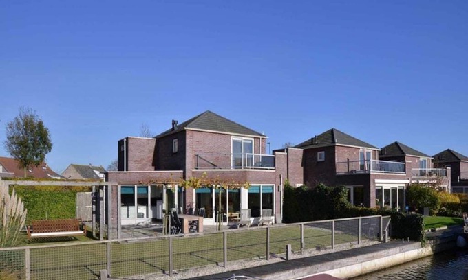 Oude-Tonge Casa | Esta casa está completamente rodeada por una valla y tiene un trampolín, perfecto para los niños. Beauti