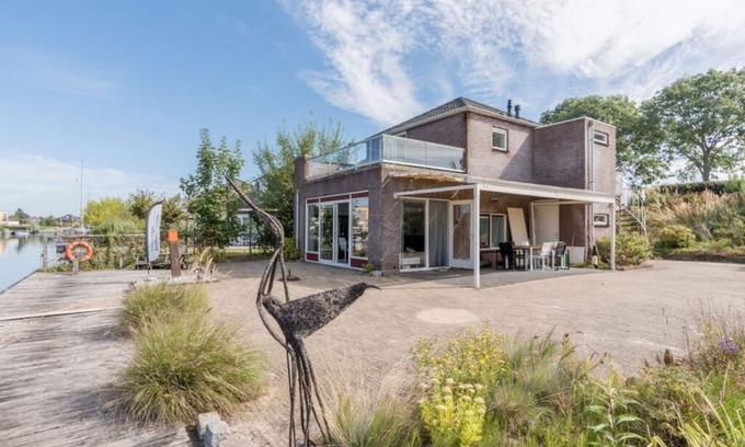 Oude-Tonge Casa | This Volkeraklodge is equipped with all the comforts for a wonderful fishing holiday, with a boat qu