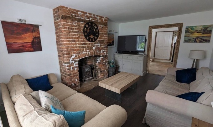 Bosham Casa | Three bedroom 16th Century terraced house yards from the sea with sea views