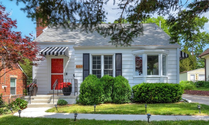 Aksarben - Elmwood Park Casa | Three Bedroom Aksarben Cottage