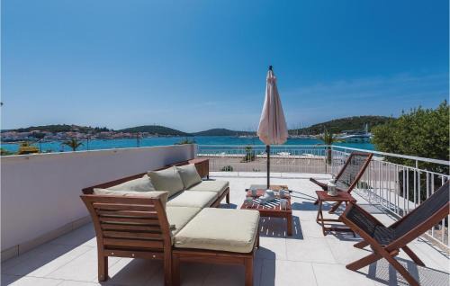 Rogoznica Apartamento | Three-Bedroom Apartment In Rogoznica