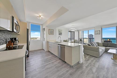 Hallandale Beach Apartamento | Three-Bedroom Beachwalk Resort Apartment