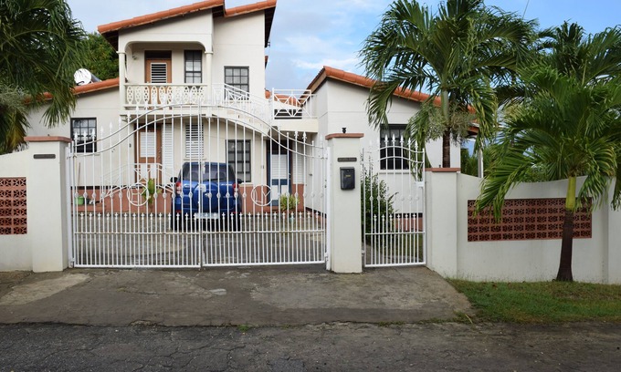 Arthurs Seat Casa | Three Bedroom Bungalow with Swimming Pool, 3/4 Acre of Land, Sleeps 7