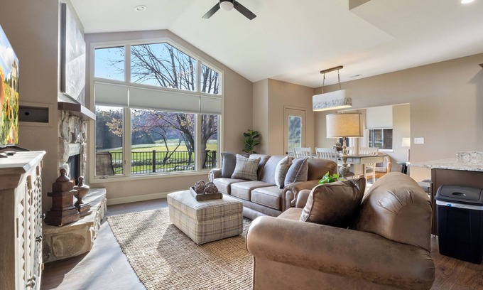 Camdenton Cabaña | Three-bedroom cottage overlooking 15th fairway at Old Kinderhook golf course!