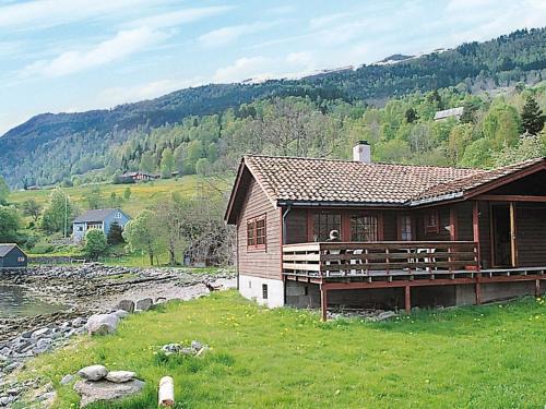 Eid Casa | Three-Bedroom Holiday home in Nordfjordeid 2