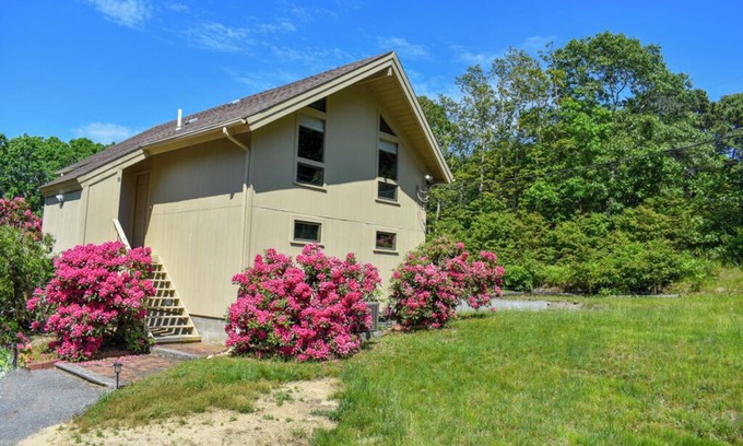Dennis Casa | Three bedroom home sleeping 7 on Bayside with central air!