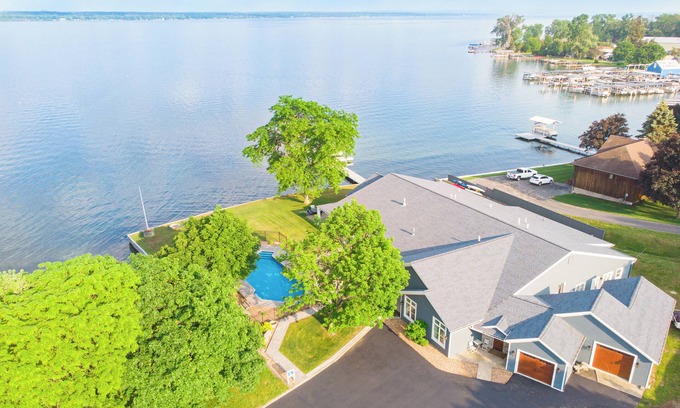 Oaks Corners Cama Y Desayuno | Three Bedroom South Condo at our Lakefront Paradise. Pool, Hot Tub, Kayaks and more. (Sleeps 6 Adults)
