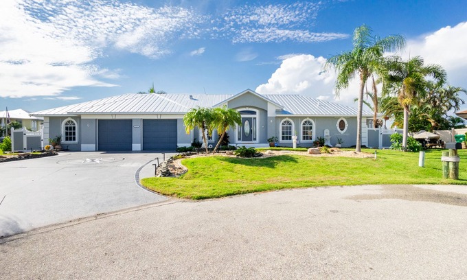 Gulf Cove Casa | Three bedroom, two bathroom home located on the Myakka River.