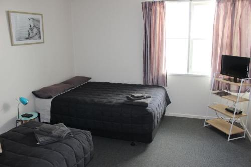 Kaiwaka Hotel | Three Furlongs Bar-Grill-Hotel