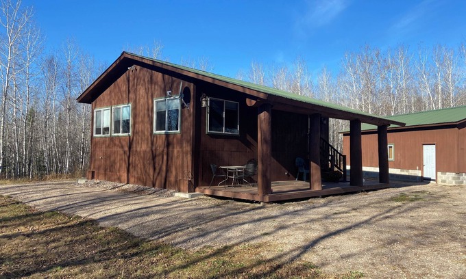 Ely Cabina | Three Lakes cabin 2 BR 1 Bath cabin on 40 semi private acres King bed