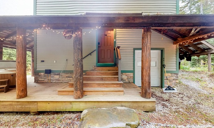 Mount Holly Apartamento | Three-level dog-friendly getaway with a private hot tub, fireplace, & W/D