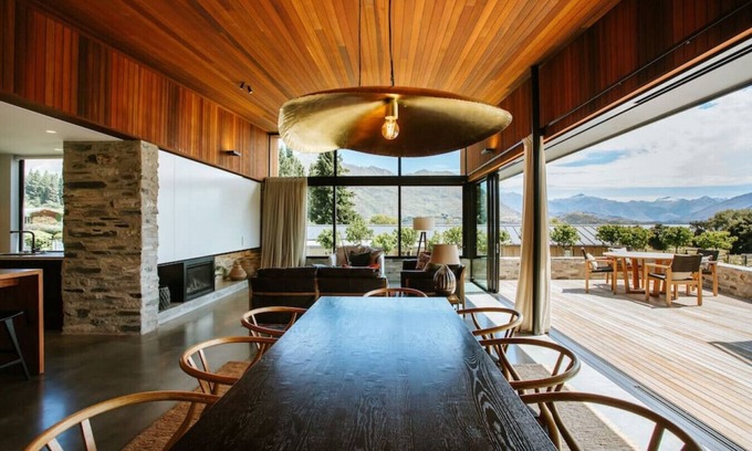 Wanaka Villa | Three Peaks House | Luxury holiday home | Lake views