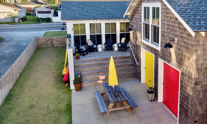 Kure Beach Cabaña | ¡Rebajas de invierno! $ 899 / semana: cabaña costera clásica + estilo moderno + vista al mar