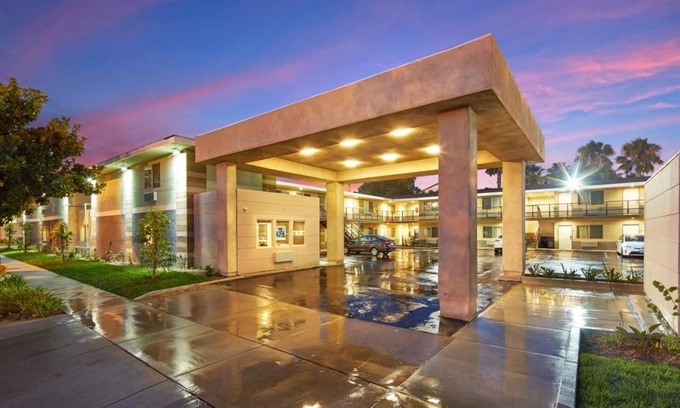 Anaheim Resort Hotel | Three Units Near Disneyland Park – 1.3 miles away!