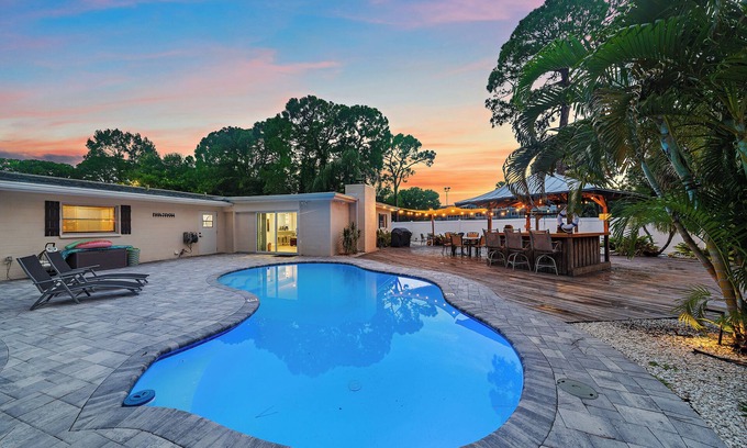 Park East Casa | Tiki Tide Villa | Heated Pool + Tiki Hut + Fire Pit + Games