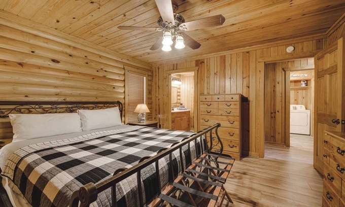 Amity Cabina | Timber Lodge Ranch - Ranch House