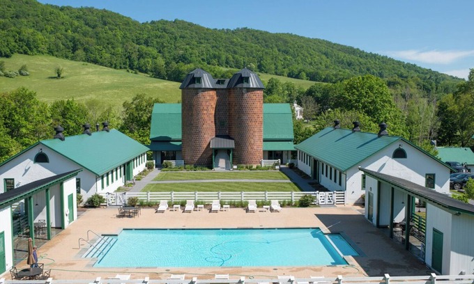 Hot Springs Casa | Hermosa mansión histórica en el Homestead Preserve en el condado de Bath.