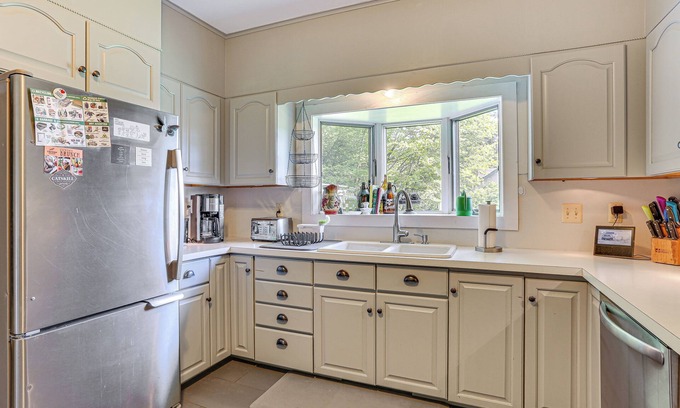 Jeffersonville Casa | Timeless Jeffersonville Home w/ Private Hot Tub