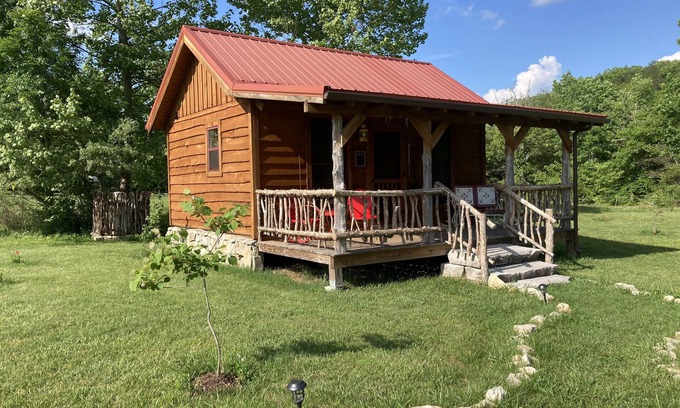 Forsyth Cabina | Tiny cabin farm stay!