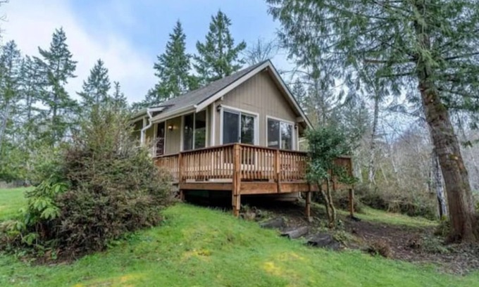 Lakebay Cabina | Tiny cabin on hideaway island in Washington!