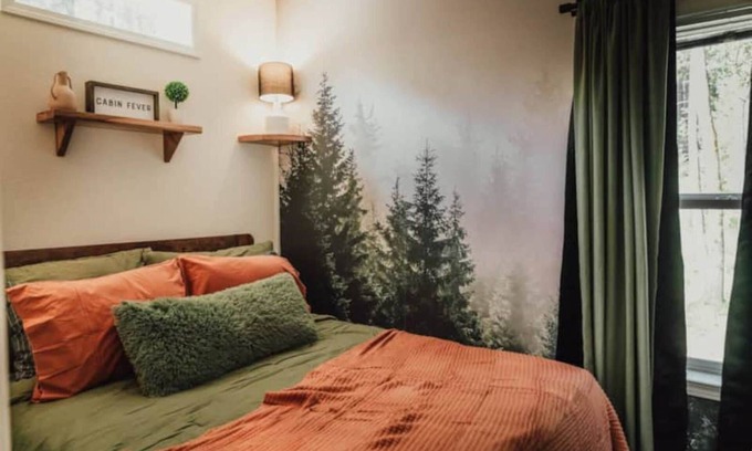 Grants Pass Casa | Tiny Cabin Retreat w/Hot Tub & Alpacas Rescue