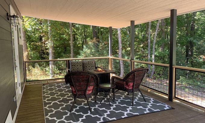 Flat Rock Casa | Tiny Home @ Backyard Apple Cottages