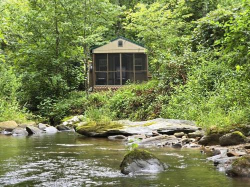 Purlear Casa | Tiny Home Creekside Nature Escape, Hot Shower, WIFI, Peaceful
