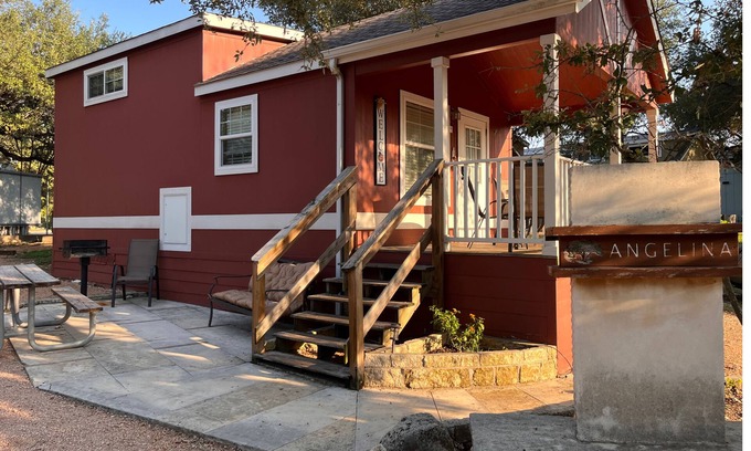 Hudson Bend Cabina | Tiny Home Getaway: Pool, Hot Tub & Peaceful Vibes