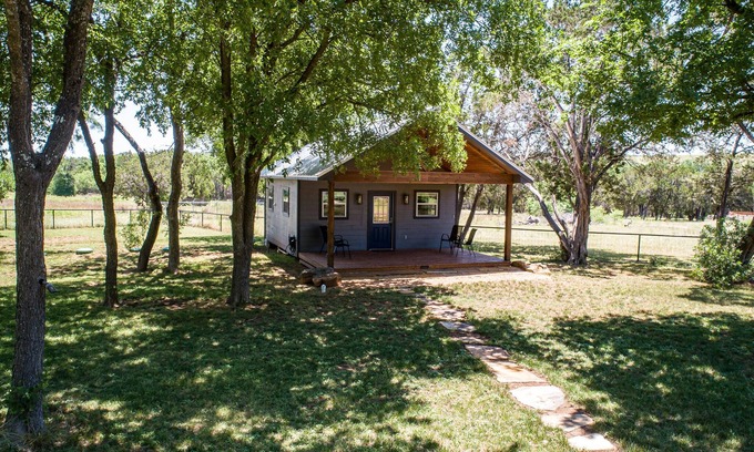 Canyon Lake Apartamento | Tiny Home in Canyon Lake 5 mins to Lake & River, Prime Area, Pet Friendly!