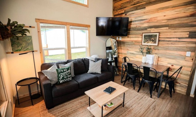 Forks Casa | Tiny home in the heart of Forks w/starlink & yard