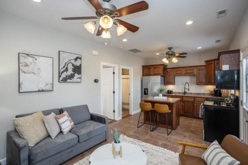 Waynesville Casa | Tiny Home With Hot Tub Near Ft Leonard Wood!