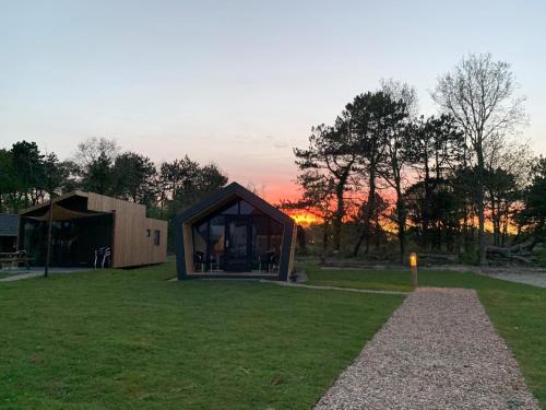 Callantsoog Casa | Tiny House in het groen, aan zee met privé Hottub