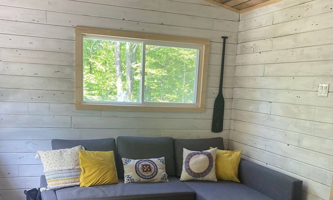 Central Frontenac Cabina | Tiny in The Trees