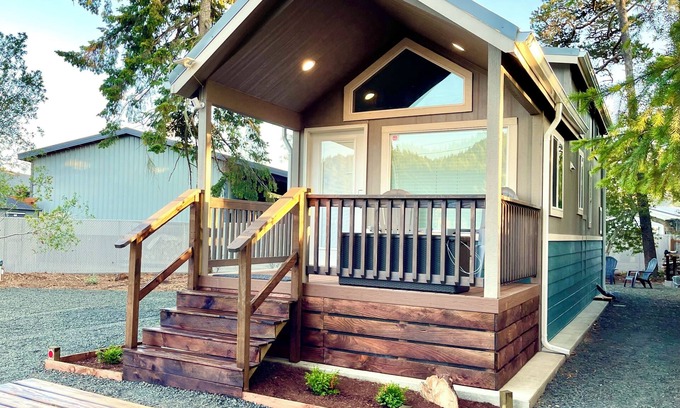 Lakeside Casa | Tiny Pines ~ Dune access + Full hookup RV site