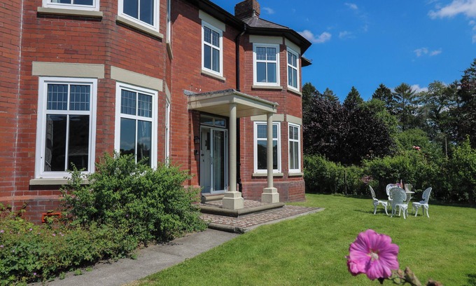 Llanwrda Casa | TIRALLEN, pet friendly, character holiday cottage in Llangadog
