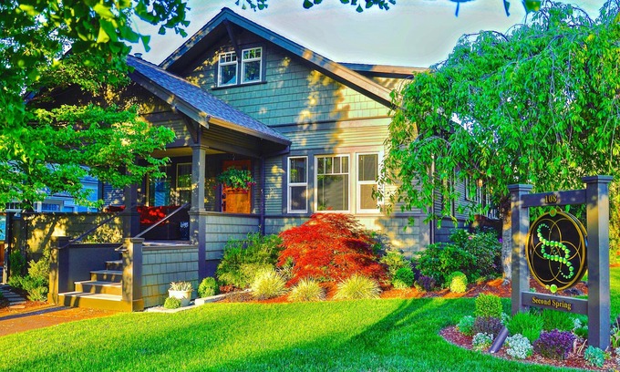 Historic Downtown District Apartamento | Titania - Propiedad de Segunda Primavera 1-3 Dormitorio Luxury Rentals En el centro de Ashland