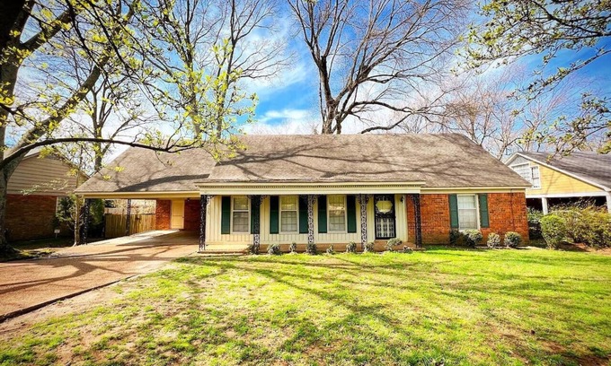 East Memphis Casa | 4BR Memphis Retreat Game Backyard Prime Location