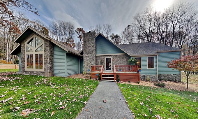 Blakeslee Casa | To The Point | Spacious Retreat + Hot Tub & Lake Access