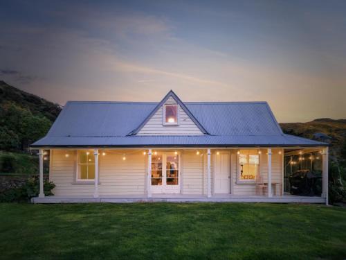 Akaroa Casa | Toad Hall - Akaroa Holiday Home