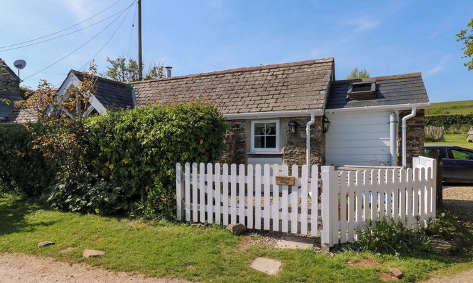 Totnes Cabaña | TOAD HALL COTTAGE, pet friendly, with open fire in Blackawton