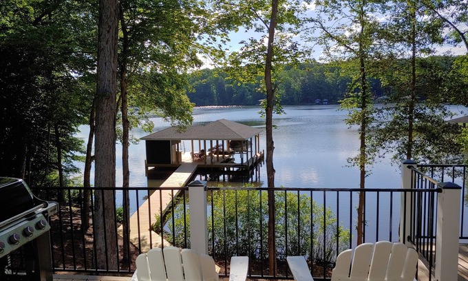 Morristown Casa | ¡NUEVO! "Dedos en el agua" en Lake Gaston: Casa nueva y personalizada en Large Cove