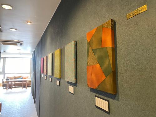 Hadano Apartamento | Tokyo Gallery Stay 駅1分で貸切 8人OKのアーティスト制作のベッド 桜を見下ろせる部屋 商店街で賑やか